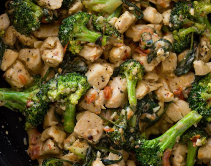15-Minute keto Garlic Chicken with Broccoli and Spinach